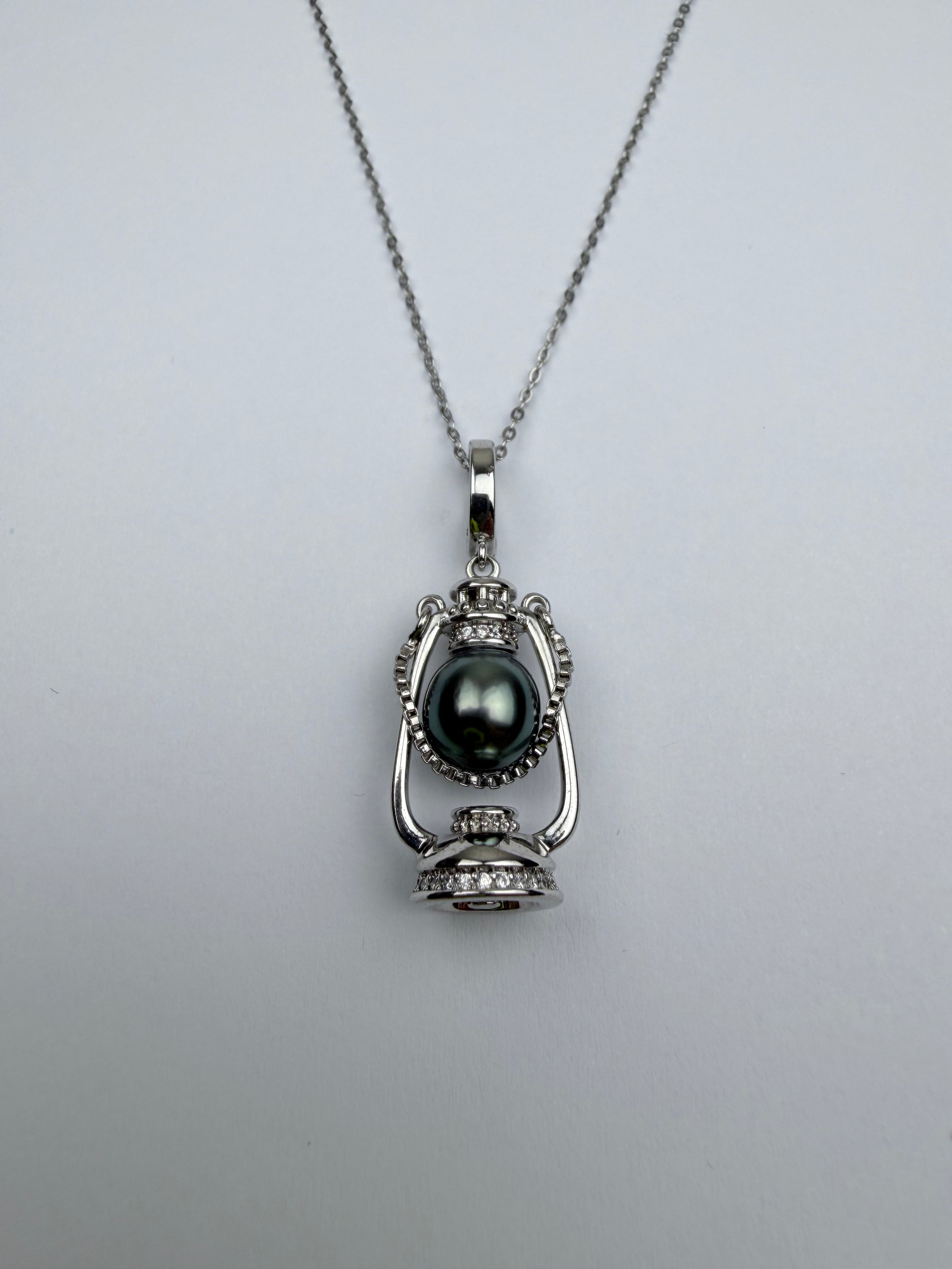 Oil lamp Tahitian pearl pendant 8-9mm black saltwater pearl 925 sterling silver vintage design Vera Muse_closeup