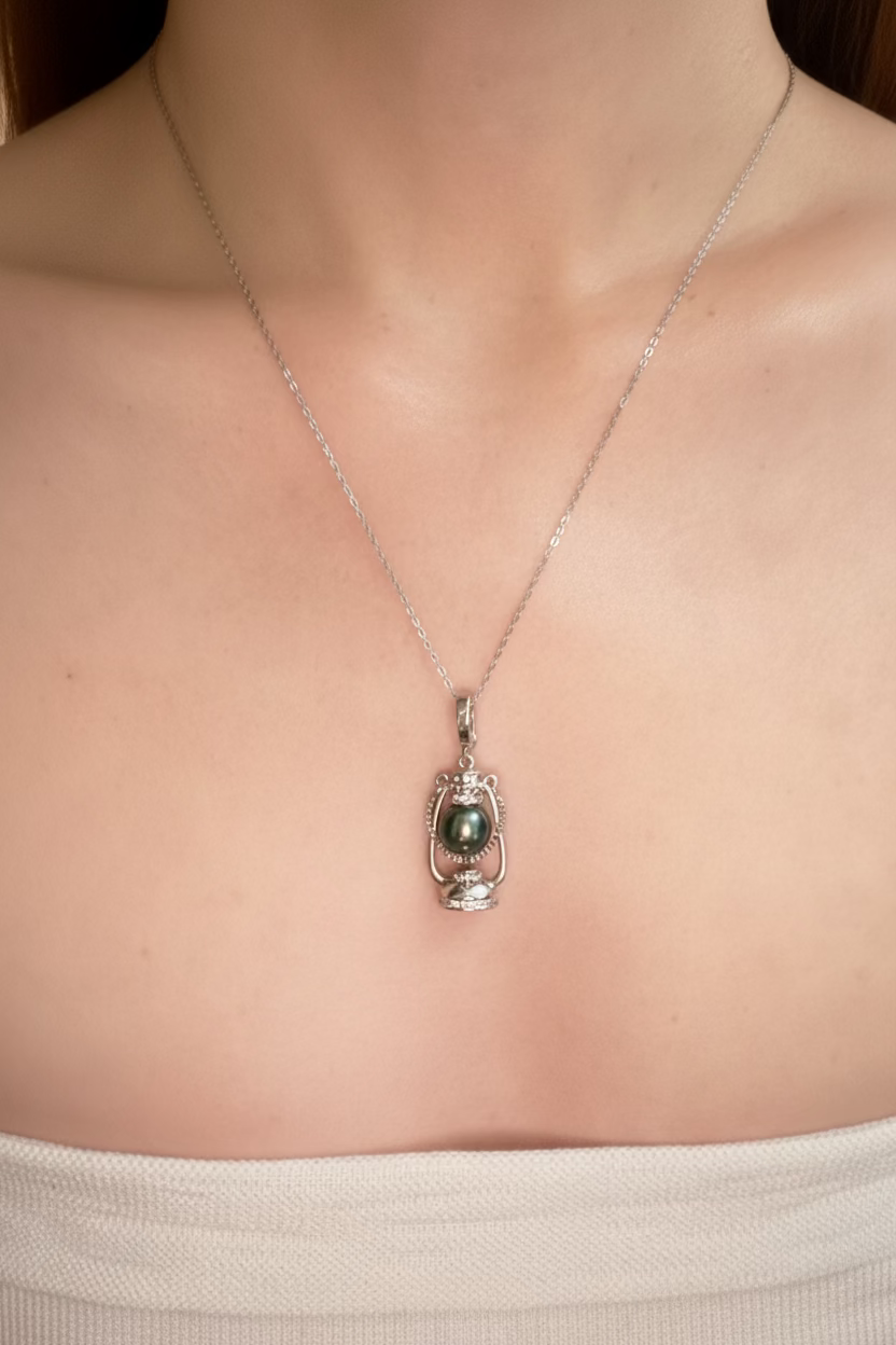 Oil lamp Tahitian pearl pendant 8-9mm black saltwater pearl 925 sterling silver vintage design Vera Muse_model