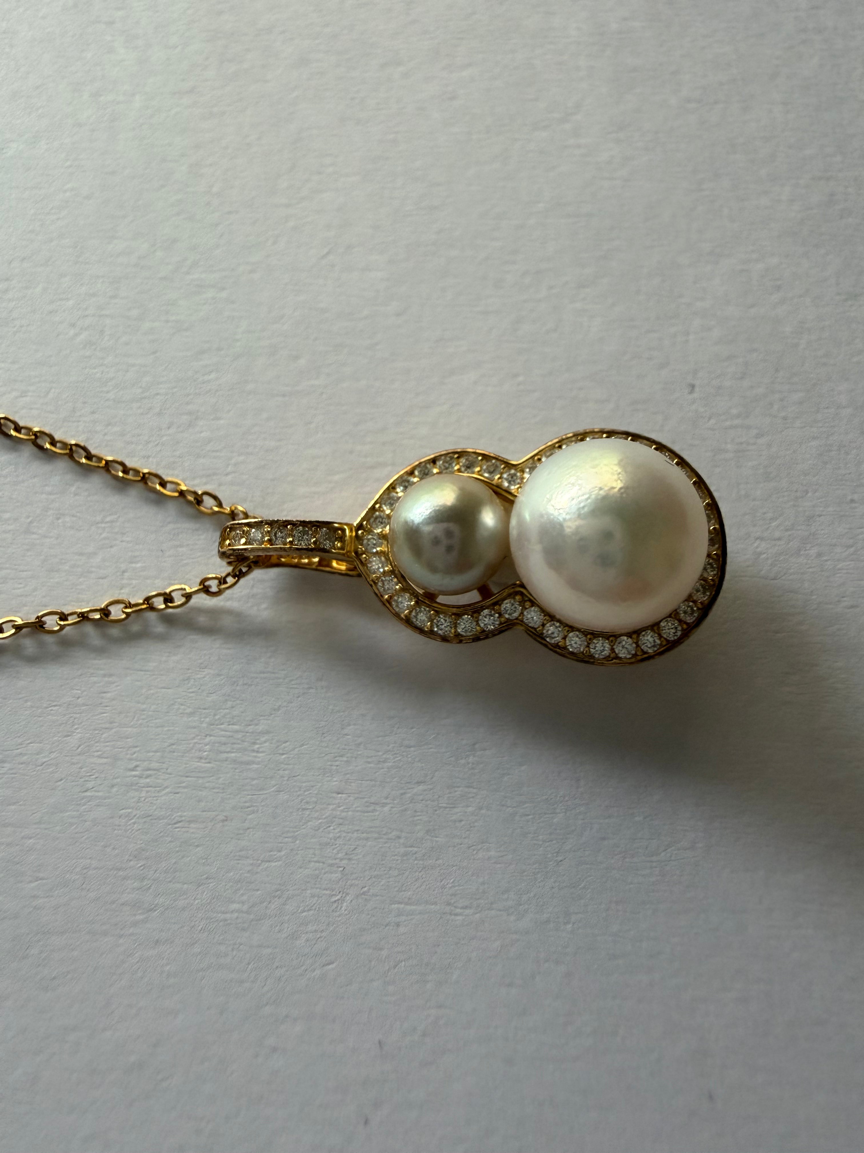 Side view of double gourd pearl pendant Akoya and真多麻 925 silver twin pearl design