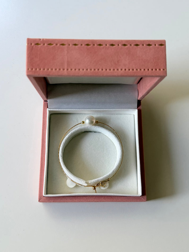 【The Sovereign Gold】Gem-Quality 10-11mm Bold Pearl Bracelet with Gold-Plated Barrel Beads